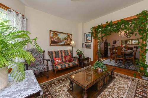 Ruang duduk di Niagara Inn Bed and Breakfast