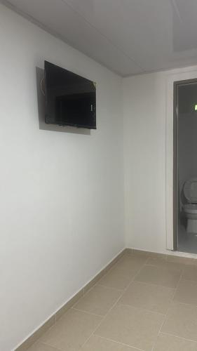 Una televisión o centro de entretenimiento en Leonor’s Guest House