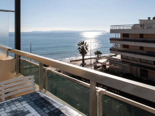 Le Lavandou, studio cabine - 4 pers, plage à 10m, clim, parking, tennis - FR-1-803-64