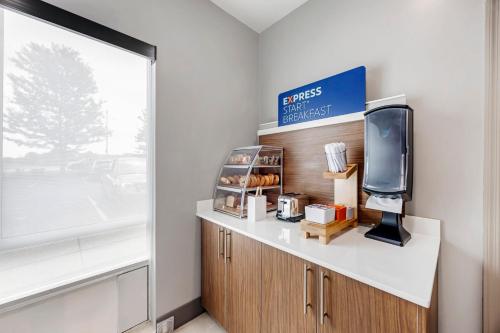 a room with a counter with a tv and a window at Holiday Inn Express White House by IHG in White House