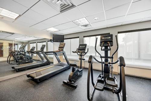 a gym with several treadmills and cardio machines at Holiday Inn Express White House by IHG in White House