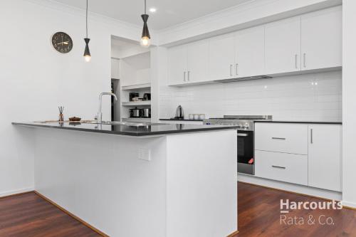 DoreenにあるWhole House with 4QB - 44 Aspect - 30 minutes from Melbourne International Airport - 2 Minutes to Westfield Shopping Centerのギャラリーの写真
