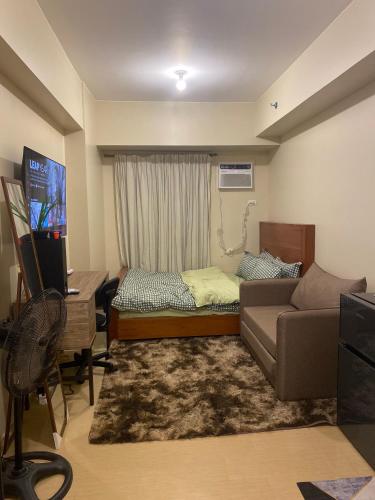 イロイロにあるAvida Towers Atriaの小さなリビングルーム(ソファ、デスク付)