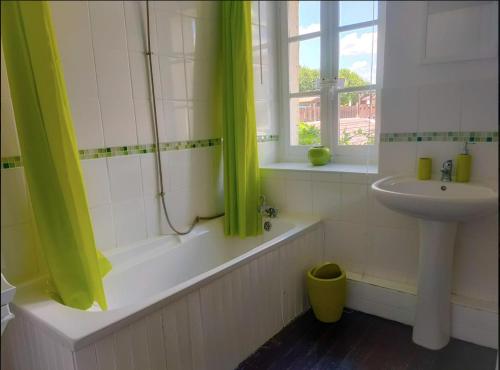 Photo de la galerie de l'établissement Meadow View Gîtes - Grande gîtes pour familles et groupes, piscine chauffée - Janaillat, Creuse, France, 23250, à Janaillat