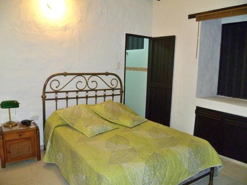Een bed of bedden in een kamer bij Casa Los Almendros