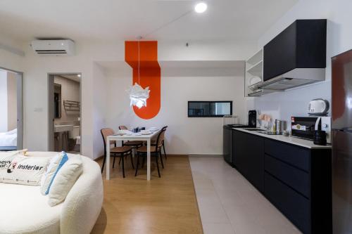 MayaBay Residence SplashMania Gamuda Cove Homestay by Sleepy Bearにあるキッチンまたは簡易キッチン