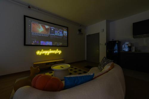 MayaBay Residence SplashMania Gamuda Cove Homestay by Sleepy Bearにあるテレビまたはエンターテインメントセンター