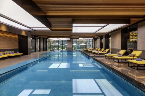 Bazén v ubytování Renaissance Beijing Haidian Hotel nebo v jeho okolí