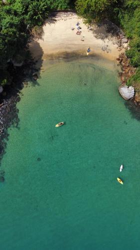 an aerial view of a beach with people in the water at GUEST HOUSE Floresta Mar in Angra dos Reis