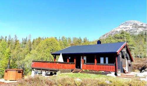 Φωτογραφία από το άλμπουμ του Mountain cabin with a view and hot tub σε Øverland