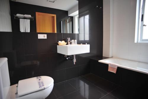 サンティアゴ・デ・コンポステーラにあるホテル ウィンザーのバスルーム(白い洗面台、トイレ付)