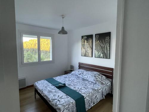 une chambre avec un lit et une fenêtre dans l'établissement Haut de villa, vue mer panoramique, à La Cadière-dʼAzur