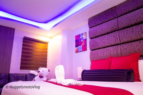 a bedroom with a bed with a stuffed animal on it at Extension Grand Central in Angeles
