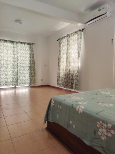 Ένα ή περισσότερα κρεβάτια σε δωμάτιο στο 3-Bedroom Villa Near Blue Bay