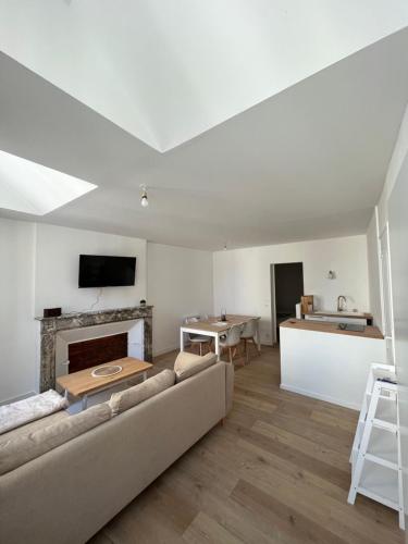 a living room with a couch and a table at Appartement moderne centre ville in Saint-Dizier