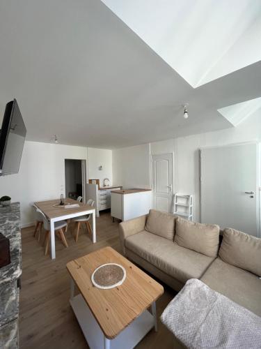 a living room with a couch and a table at Appartement moderne centre ville in Saint-Dizier