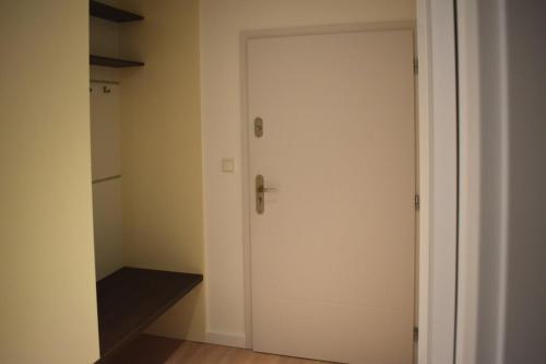 Una puerta blanca en una habitación con armario en Apartman Afrodita 1, en Bardejovské Kúpele