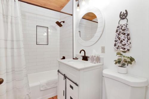 Un baño blanco con lavabo y espejo. en The Nest On Towne Trail - Hot Tub, BBQ, Fire Pit, en Big Bear Lake