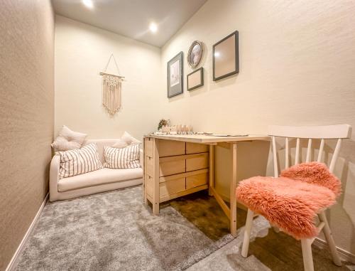 a room with a desk and a chair and a couch at 和居 若水 in Osaka