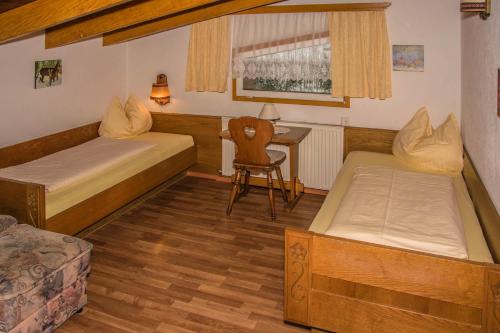 A bed or beds in a room at Haus Saroja