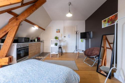 Cette chambre comprend un lit et une cuisine. dans l'établissement Saint -Louis 3 -centre ville-studette, à Gien
