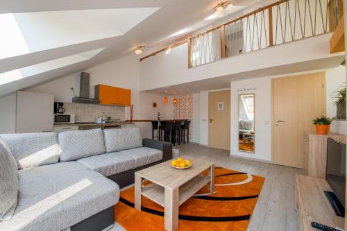 ein Wohnzimmer mit einem Sofa und einem Tisch in der Unterkunft Budapest Center Residence in Budapest