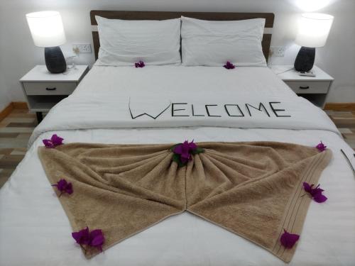 Ένα ή περισσότερα κρεβάτια σε δωμάτιο στο The Happiness Sun Suites