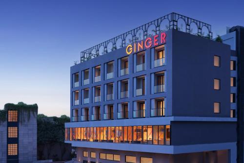 un bâtiment avec un panneau d'hôtel en haut dans l'établissement Ginger Udaipur, Shastri Circle, à Udaipur