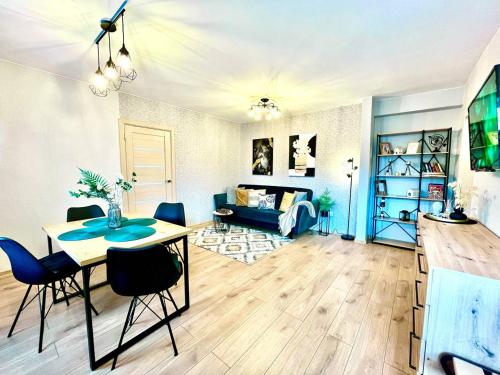 Μια τηλεόραση ή/και κέντρο ψυχαγωγίας στο New Stylish Apt City Center Self Check-in