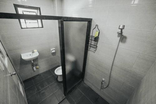 Bilik mandi di The Black Villa