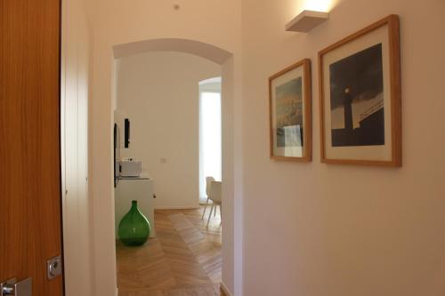 a hallway with a green vase sitting in a room at Bellapulia apartments in Molfetta