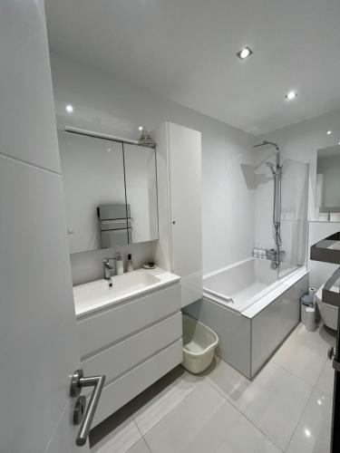 une salle de bain avec un lavabo, une baignoire et des toilettes dans l'établissement Jardin sur la Pointe Croisette Luxe en Bord de Mer, à Cannes