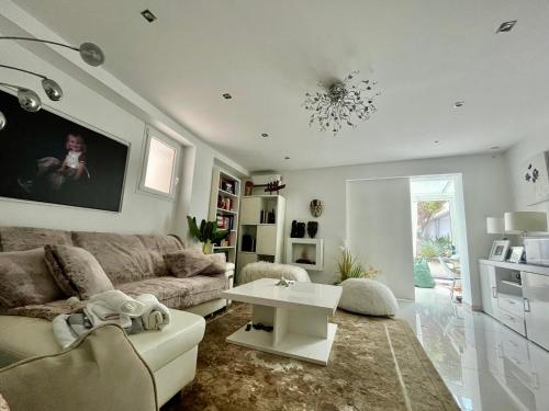 un salon avec un canapé et une table dans l'établissement Jardin sur la Pointe Croisette Luxe en Bord de Mer, à Cannes