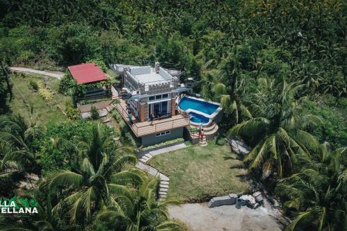 BaybayにあるThe Mountain side Floating Villaのジャングルの家屋空見