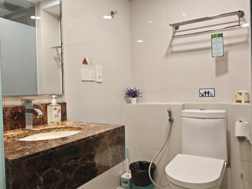 Bilik mandi di Meetsuite at Ming Garden Residence