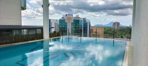 Kolam renang di atau dekat dengan Studio unit Arriva by Naiza