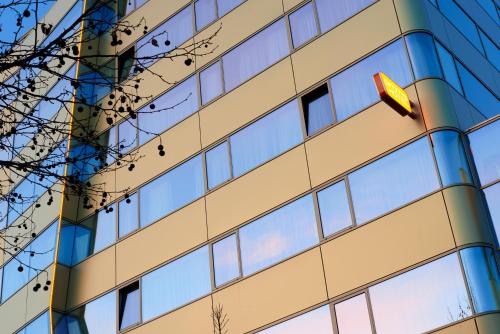 a yellow sign on the side of a building at Simm's Hotel - cityhotel next to Metro U3 in Vienna