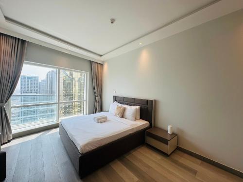 ModernLux - Brand New Modern 1BR Apartment with Lake View, JLT close to Metro