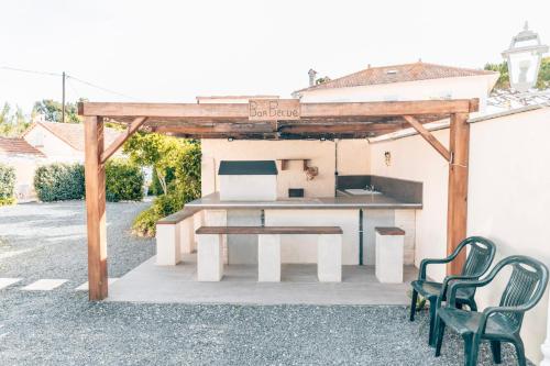 une cuisine extérieure avec deux chaises et une table dans l'établissement Détente au Rêve d'Azur, 1 chambre, plage à pied , piscine partagée, BBQ draps inclus, à Sainte-Maxime