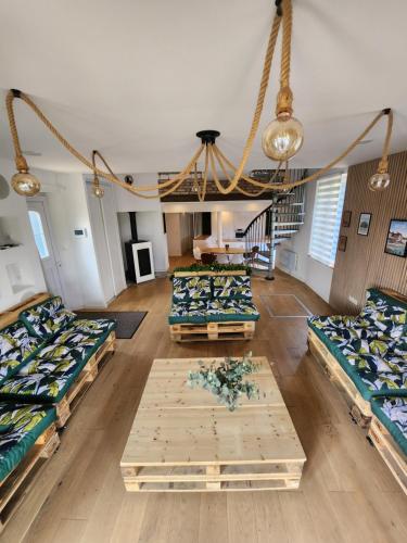 une chambre avec des canapés et des tables dans l'établissement L'escapade Romantique, à Dreuil-lès-Amiens