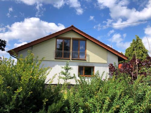 a white house with a window and trees at Ferienwohnung Zum Eduardstal in Reisenbach