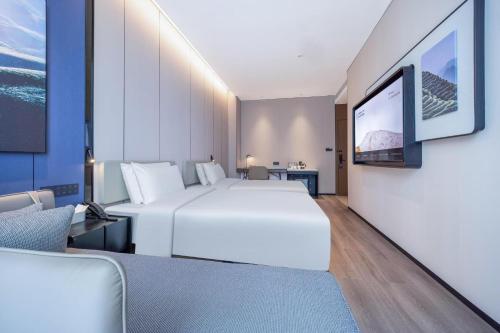 TV a/nebo společenská místnost v ubytování Atour Hotel Dongguan Xiping Xindi Center