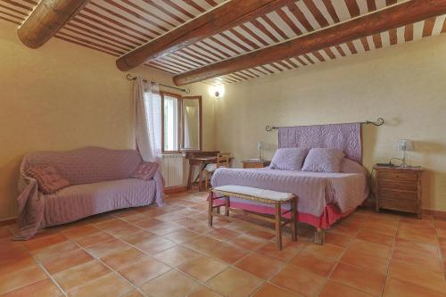 une chambre avec un lit et un canapé dans l'établissement Monte Leon, à Châteaurenard