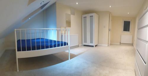 Un dormitorio con una litera en una habitación. en Private Rooms near Hither green Station, en Londres