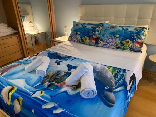 - une chambre avec un lit sur le thème de l'océan dans l'établissement Monaco Stunning Sea Views, Larvotto beach, Terrace, Saint-Roman, à Beausoleil