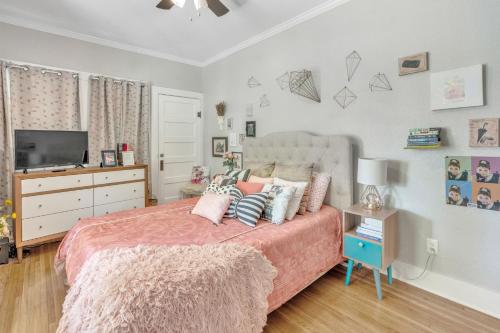 TV a/nebo společenská místnost v ubytování Bright & Fun 3BR Cozy Nook home