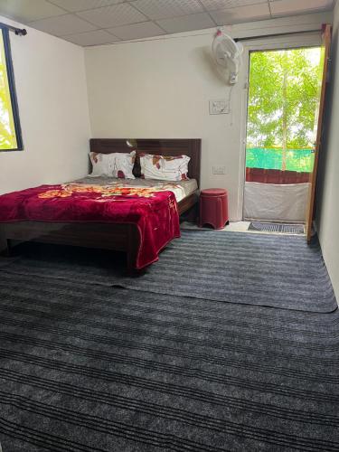 Katil atau katil-katil dalam bilik di Apna Farmhouse - Private Villa with Pool & Play area - Near Fort -15 min to Ellora Caves