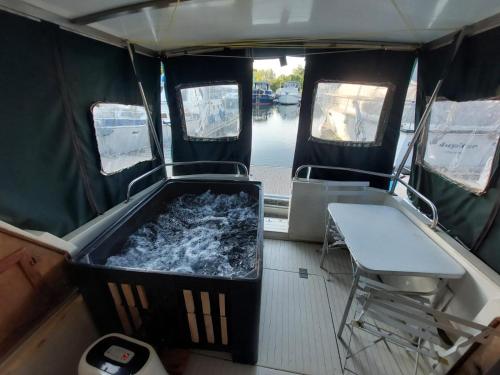 Photo de la galerie de l'établissement Escapade en Bateau VIntage avec terrasse mini spa option payante, à Seurre