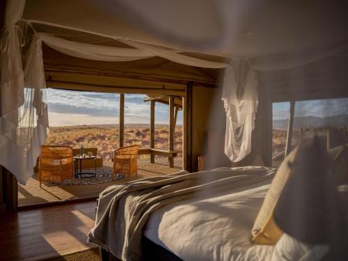Ένα ή περισσότερα κρεβάτια σε δωμάτιο στο Wolwedans Dune Camp