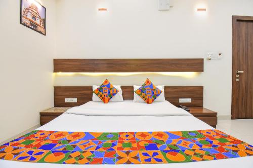 Ένα ή περισσότερα κρεβάτια σε δωμάτιο στο FabHotel Royal Suits - Nr Mahadji Shinde Chhatri